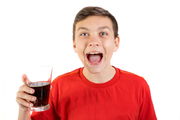 Jovem caucasiano adolescente menino beber cola — Fotografia de Stock