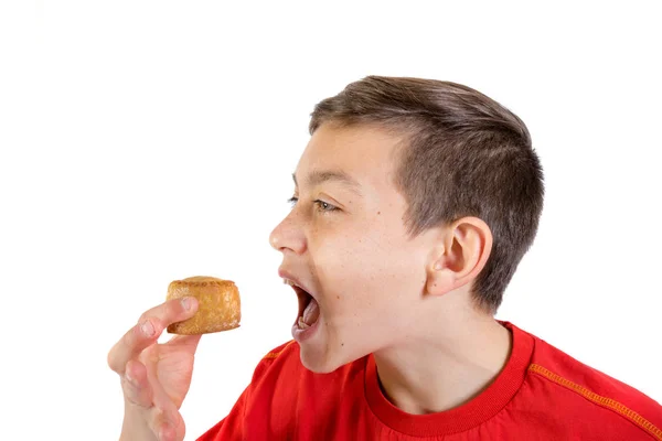 Giovane ragazzo adolescente caucasico con una torta di maiale — Foto Stock