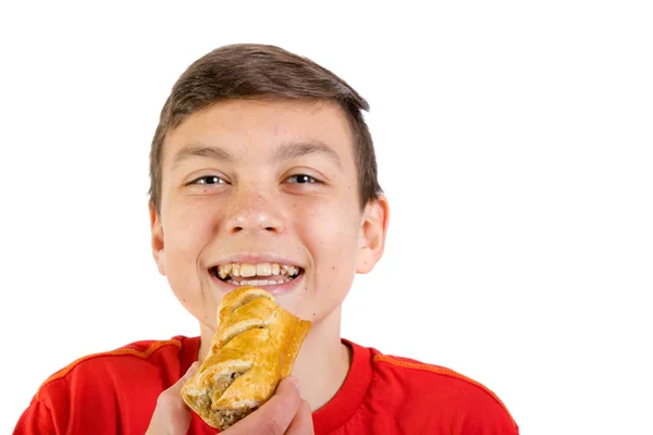 年轻的白种少年男孩用香肠卷 — 图库照片