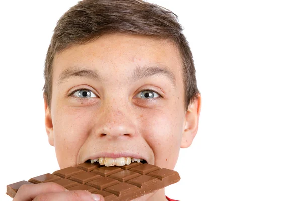 Jovem caucasiano adolescente com uma barra de chocolate — Fotografia de Stock