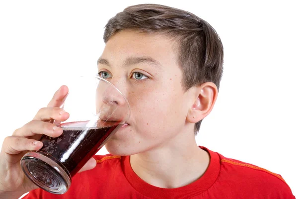 Genç Beyaz genç çocuk kola içme — Stok fotoğraf