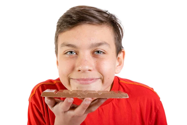 Jovem caucasiano adolescente com uma barra de chocolate — Fotografia de Stock