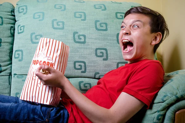Kavkazské dospívající chlapec sleduje scary movie — Stock fotografie