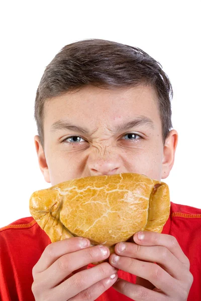 Genç Beyaz genç çocuk bir mantı yemek — Stok fotoğraf