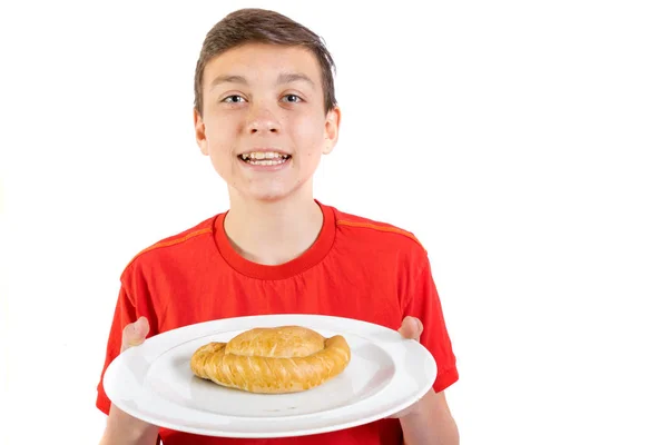 Joven adolescente caucásico sosteniendo un plato y un pastoso —  Fotos de Stock