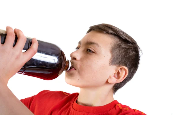 Jovem caucasiano adolescente menino beber cola — Fotografia de Stock