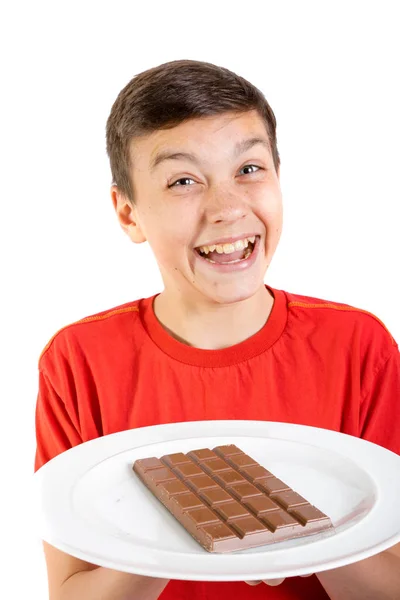 Joven adolescente caucásico con una barra de chocolate — Foto de Stock