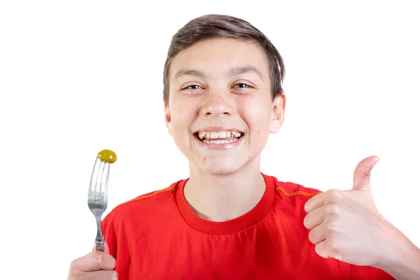 Καυκάσιος εφηβικό αγόρι likeing ελιές — Φωτογραφία Αρχείου