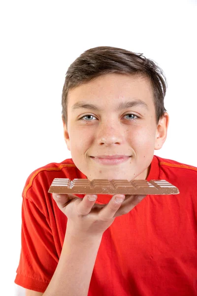 Çikolata bir çizgiyle genç beyaz genç çocuk — Stok fotoğraf