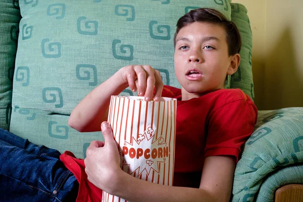 Kaukasische tiener jongen een enge film kijken — Stockfoto