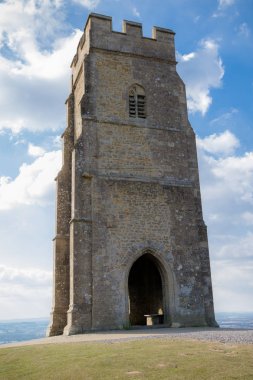 St Michael's Kilisesi kalıntıları ile Glasonbury Tor