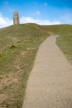 St Michael's Kilisesi kalıntıları ile Glasonbury Tor