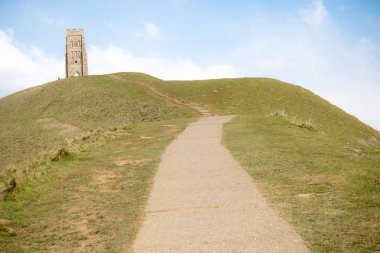 St Michael's Kilisesi kalıntıları ile Glasonbury Tor