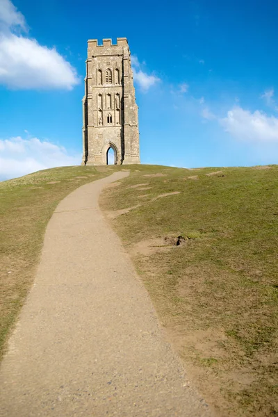 Glasonbury Tor met de ruïnes van St. Michael's kerk — Stockfoto