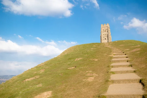 Glasonbury Tor met de ruïnes van St. Michael's kerk — Stockfoto