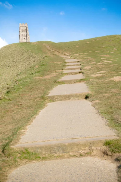 Glasonbury Tor met de ruïnes van St. Michael's kerk — Stockfoto