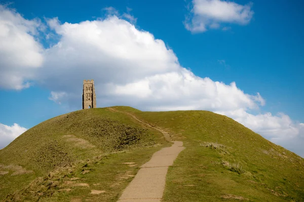 Glasonbury Tor met de ruïnes van St. Michael's kerk — Stockfoto