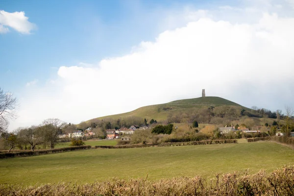 Glasonbury Tor met de ruïnes van St. Michael's kerk — Stockfoto