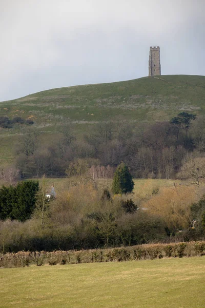 Glasonbury Tor met de ruïnes van St. Michael's kerk — Stockfoto