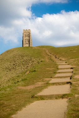 St Michael's Kilisesi kalıntıları ile Glasonbury Tor