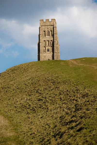 Glasonbury Tor met de ruïnes van St. Michael's kerk — Stockfoto