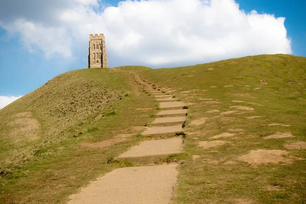 Glasonbury Tor with the ruins of St Michael 's Church — стоковое фото