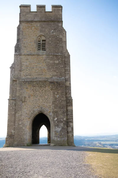 Glasonbury Tor met de ruïnes van St. Michael's kerk — Stockfoto