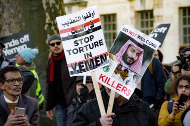 Protestocular toplamak dış Downing Street, London, Büyük Britanya