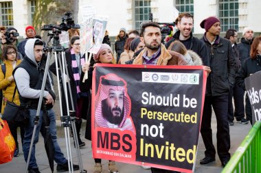 Protestocular toplamak dış Downing Street, London, Büyük Britanya