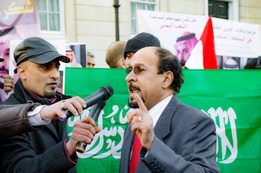 Protestocular toplamak dış Downing Street, London, Büyük Britanya
