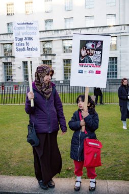 Protestocular toplamak dış Downing Street, London, Büyük Britanya