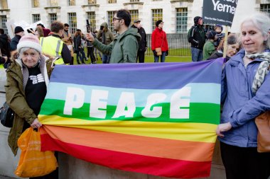Protestocular toplamak dış Downing Street, London, Büyük Britanya