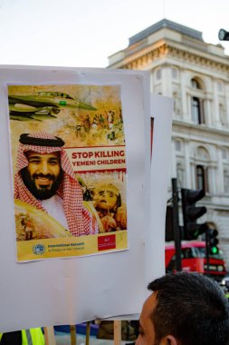 Protestocular toplamak dış Downing Street, London, Büyük Britanya