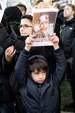 Protestocular toplamak dış Downing Street, London, Büyük Britanya