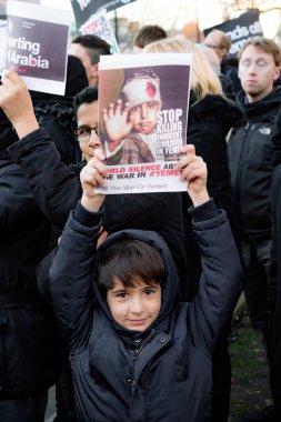 Protestocular toplamak dış Downing Street, London, Büyük Britanya