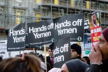 Protestocular toplamak dış Downing Street, London, Büyük Britanya