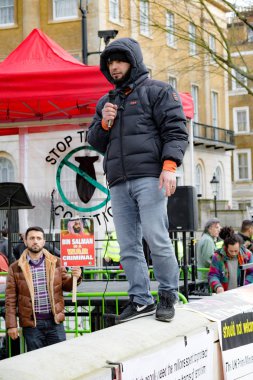 Protestocular toplamak dış Downing Street, London, Büyük Britanya