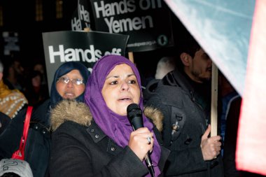 Protestocular toplamak dış Downing Street, London, Büyük Britanya