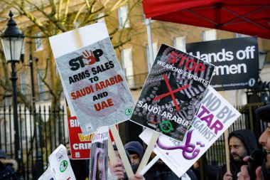 Protestocular toplamak dış Downing Street, London, Büyük Britanya