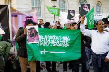 Protestocular toplamak dış Downing Street, London, Büyük Britanya