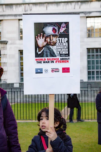 Manifestantes se reúnem fora de Downing Street, Londres, Reino Unido — Fotografia de Stock