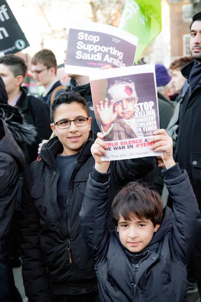 Protestocular toplamak dış Downing Street, London, Büyük Britanya