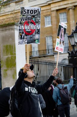 Protestocular toplamak dış Downing Street, London, Büyük Britanya