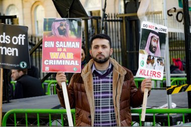 Protestocular toplamak dış Downing Street, London, Büyük Britanya