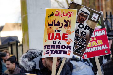 Protestocular toplamak dış Downing Street, London, Büyük Britanya