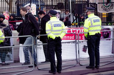 Protestocular toplamak dış Downing Street, London, Büyük Britanya