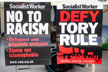 Protestocular toplamak dış Downing Street, London, Büyük Britanya