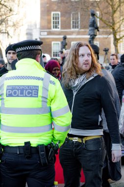 Protestocular toplamak dış Downing Street, London, Büyük Britanya