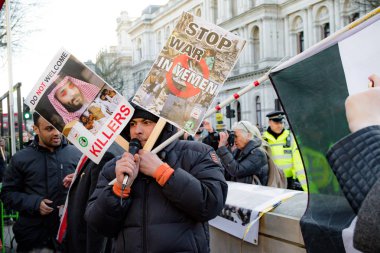 Protestocular toplamak dış Downing Street, London, Büyük Britanya