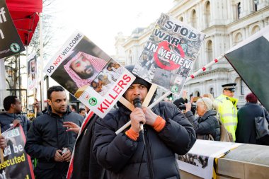 Protestocular toplamak dış Downing Street, London, Büyük Britanya
